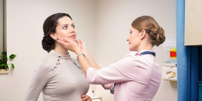 Doctor endocrinologist checking thyroid pregnant Tumore alla Tiroide a Pisa